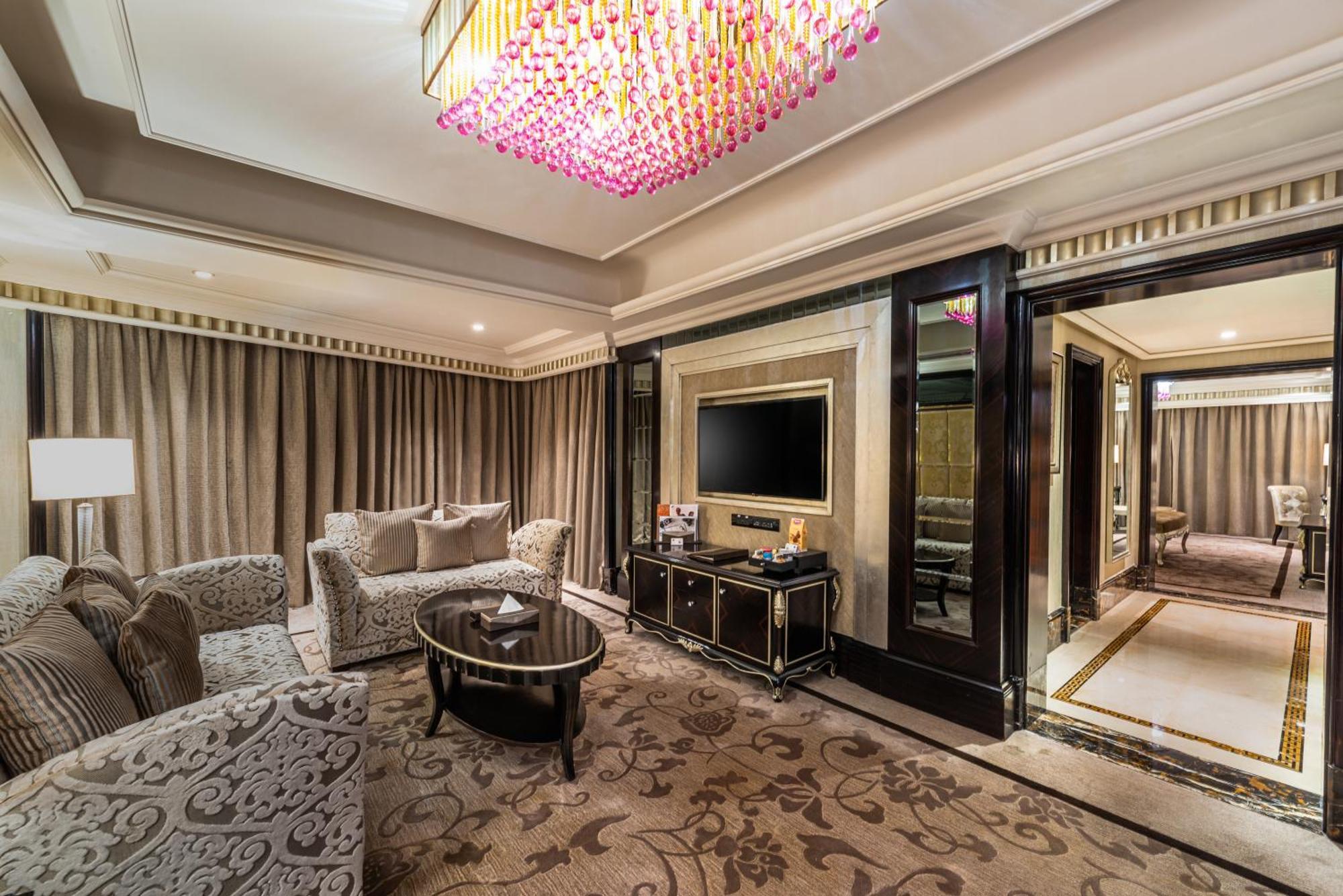 Narcissus Riyadh Hotel&Spa Exterior foto The living room of a suite at The St. Regis Mumbai