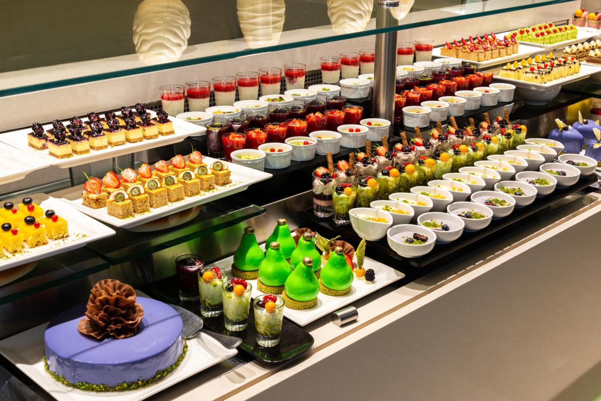 Narcissus Riyadh Hotel&Spa Exterior foto A dessert buffet